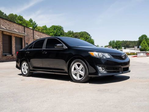 Used 2014 Toyota Camry SE FWD image 13