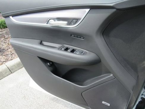 New 2025 Cadillac XT6 Luxury image 25