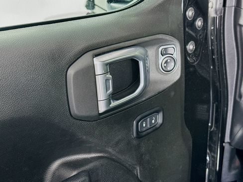 Used 2025 Jeep Gladiator Sport AWD/4WD image 18