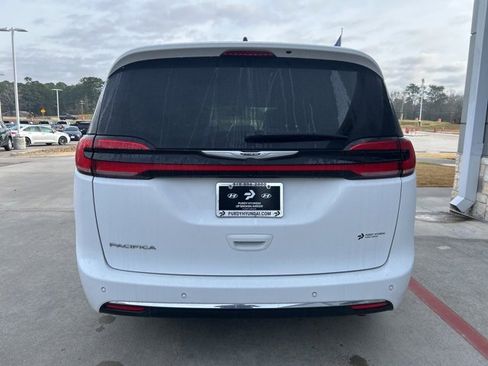 Used 2024 Chrysler Pacifica Touring-L image 5