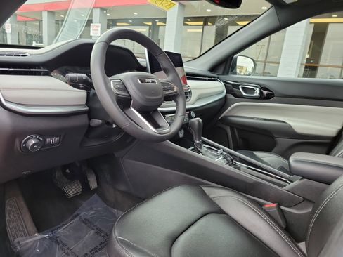 Used 2025 Jeep Compass Limited image 19