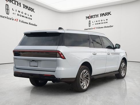 New 2026 Lincoln Navigator L Premier AWD/4WD image 3