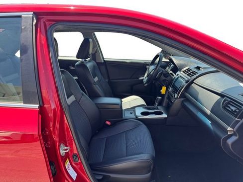 Used 2014 Toyota Camry SE w/ Moonroof Package FWD image 17