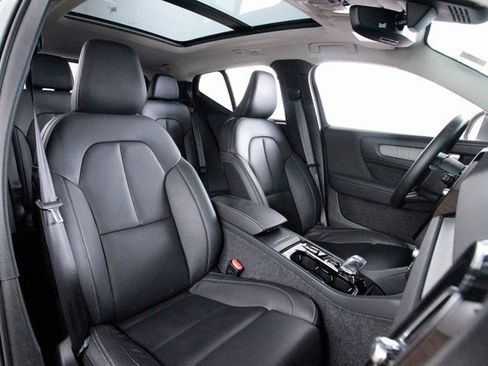 Certified 2025 Volvo XC40 B5 Plus image 21