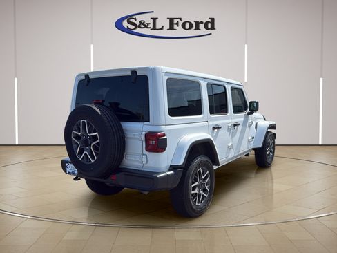 Used 2025 Jeep Wrangler Unlimited Sahara AWD/4WD image 7