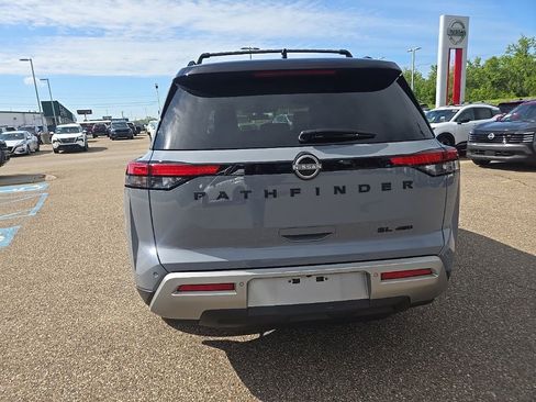 Used 2023 Nissan Pathfinder SL w/ Black Appearance Package AWD/4WD image 4
