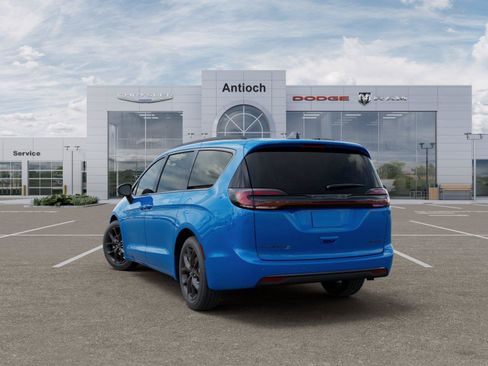 New 2027 Chrysler Pacifica Limited FWD image 3