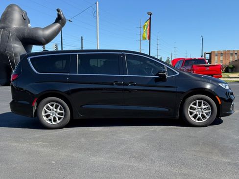 Used 2025 Chrysler Pacifica Select FWD image 9