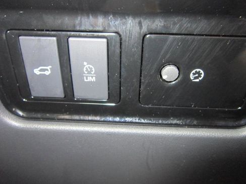 Used 2019 Jaguar F-PACE Premium image 24