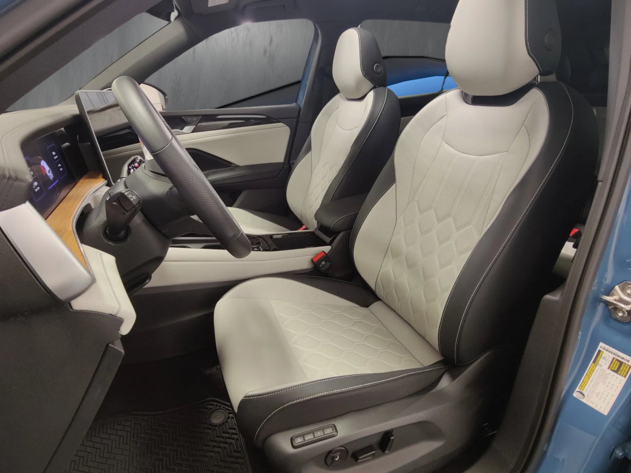 Used 2025 Volkswagen Tiguan SEL R-Line AWD/4WD image 18