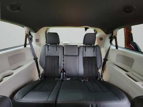 Used 2017 Dodge Grand Caravan SXT FWD image 27