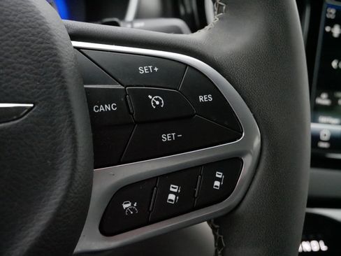 Used 2024 Chrysler Pacifica Touring-L image 25