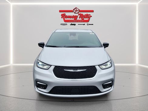 New 2026 Chrysler Pacifica Select image 8