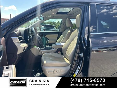 Used 2021 Toyota Highlander XLE FWD image 13