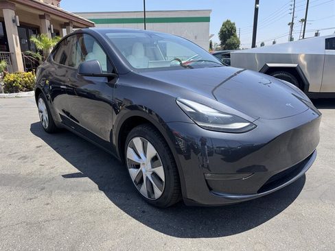 Used 2024 Tesla Model Y Long Range AWD/4WD image 3