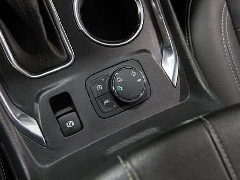 Used 2023 Chevrolet Traverse LT image 17