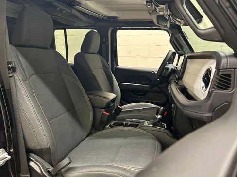Used 2025 Jeep Wrangler Unlimited Sahara AWD/4WD image 2