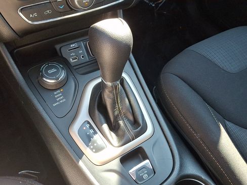 Used 2017 Jeep Cherokee Latitude w/ Comfort/Convenience Group image 15