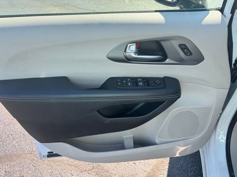 Certified 2024 Chrysler Pacifica Touring-L FWD image 21