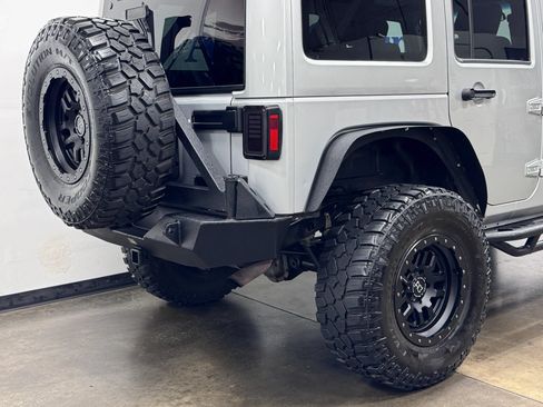 Used 2007 Jeep Wrangler Unlimited Sahara w/ Trailer Tow Group AWD/4WD image 7