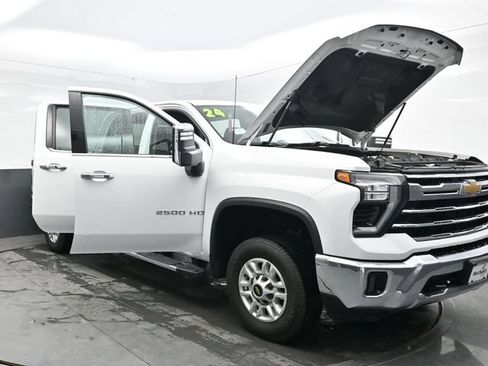 Used 2024 Chevrolet Silverado 2500 LTZ AWD/4WD image 33