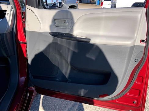 Used 2018 Toyota Sienna L image 21