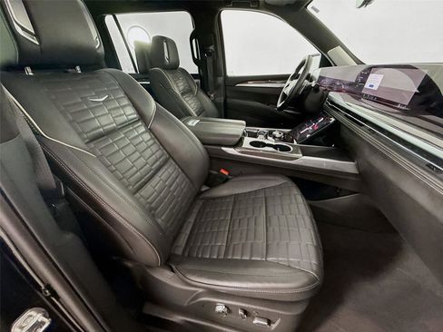 Used 2025 Cadillac Escalade ESV V AWD/4WD image 23