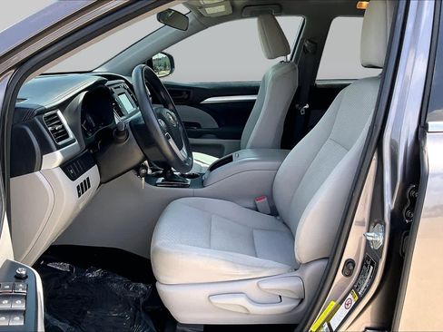 Used 2018 Toyota Highlander LE FWD image 8