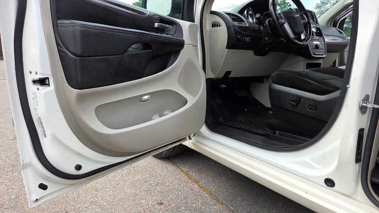Used 2011 Chrysler Town & Country Touring FWD image 27