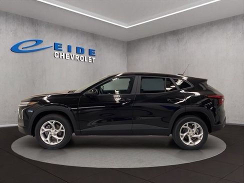 New 2026 Chevrolet Trax LS w/ LS Convenience Package FWD image 11