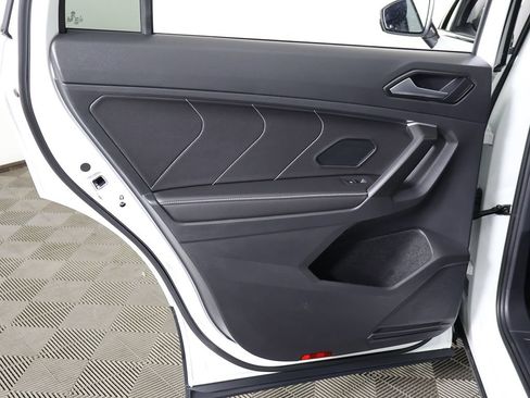 Used 2023 Volkswagen Tiguan SE w/ Panoramic Sunroof Package AWD/4WD image 26