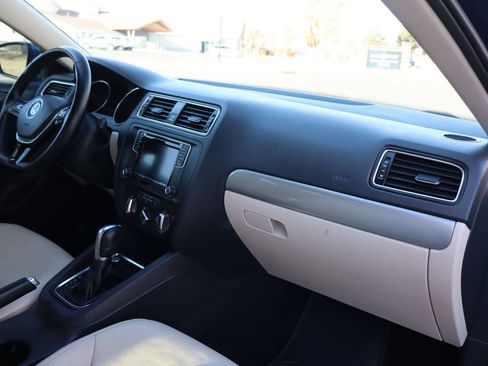 Used 2017 Volkswagen Jetta SE image 16