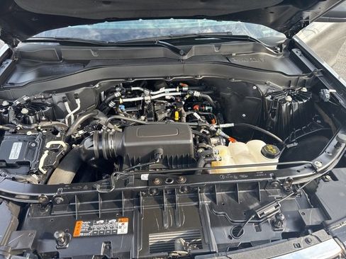 Used 2024 Ford Explorer XLT w/ Equipment Group 202A image 9