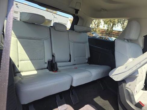 Used 2025 Ford Expedition Platinum image 13