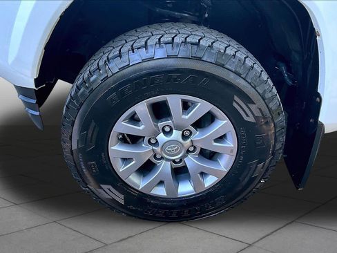 Certified 2019 Toyota Tacoma SR5 AWD/4WD image 11