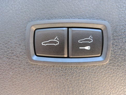 Used 2024 Porsche Macan AWD/4WD image 38