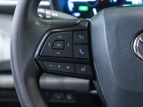 Used 2025 Toyota Sienna LE FWD image 18