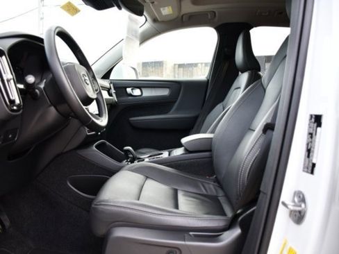 Certified 2025 Volvo XC40 B5 Core image 12