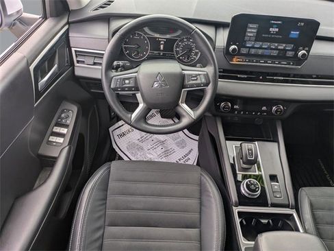 Used 2023 Mitsubishi Outlander SE image 18