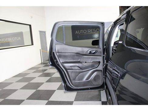 Used 2023 GMC Acadia SLT image 13