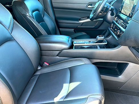 Used 2024 Nissan Pathfinder SL w/ SL Premium Package FWD image 25