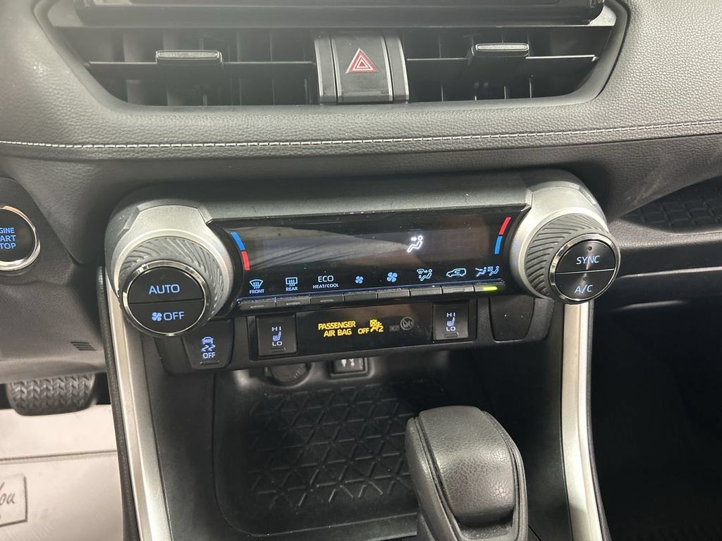 Used 2019 Toyota RAV4 XLE AWD/4WD image 16