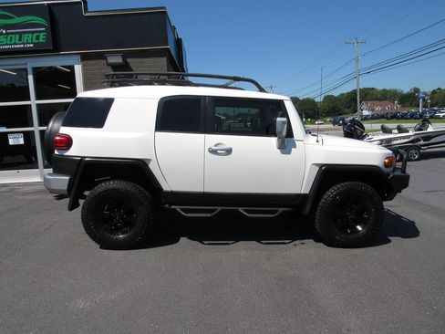 Used 2014 Toyota FJ Cruiser 4WD w/ Upgrade Package image 3