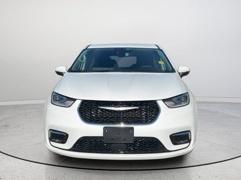 Used 2023 Chrysler Pacifica Touring-L image 4