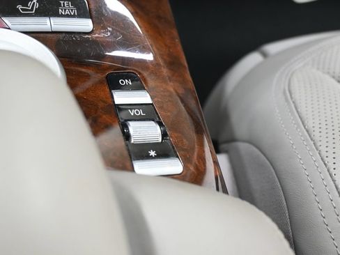 Used 2010 Mercedes-Benz S 550 4MATIC image 32