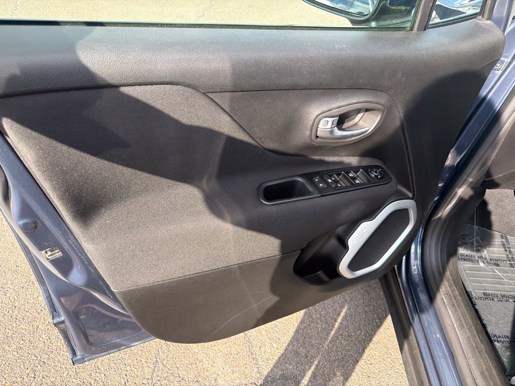 Used 2020 Jeep Renegade Latitude w/ Cold Weather Group AWD/4WD image 11
