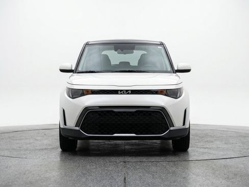 Used 2025 Kia Soul LX w/ LX Technology Package FWD image 2