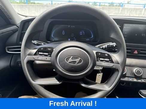 Used 2024 Hyundai Elantra SE FWD image 5