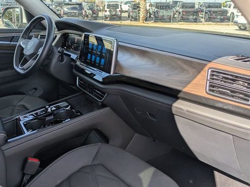 Used 2025 Volkswagen Atlas SE image 34