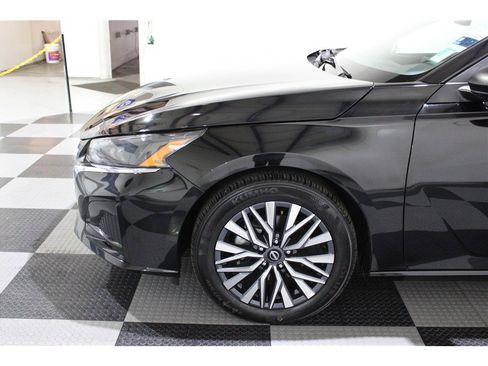 Used 2025 Nissan Altima 2.5 SV image 9